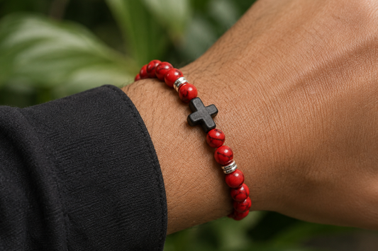 Bracelet en Magnésite naturelle teintée rouge porté au poignet, avec perles veinées dans un décor végétal.