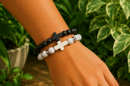 Bracelets Onyx noir mat et Howlite blanche portés au poignet, avec perles noires mates et perles blanches veinées.