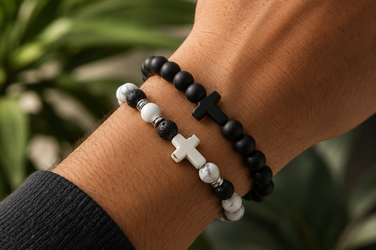 Bracelets Pierre de Lave, Howlite et Onyx portés au poignet, avec perles noires, blanches et bois dans un style naturel.