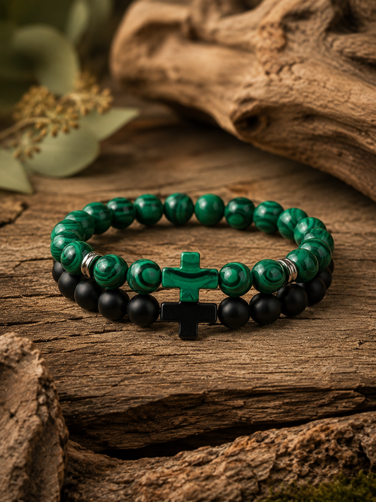 Bracelet en Malachite posé sur du bois, pierre incompatible avec l'eau