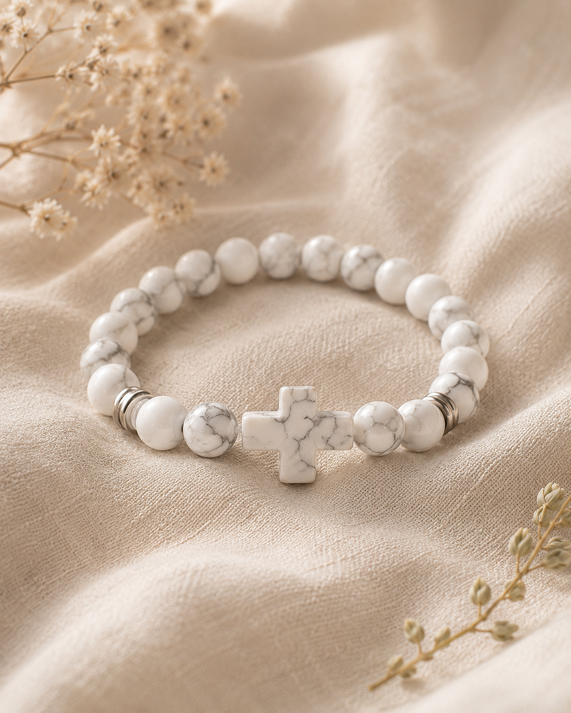 Bracelet en Howlite minimaliste sur lin beige, pierre du calme et du sommeil