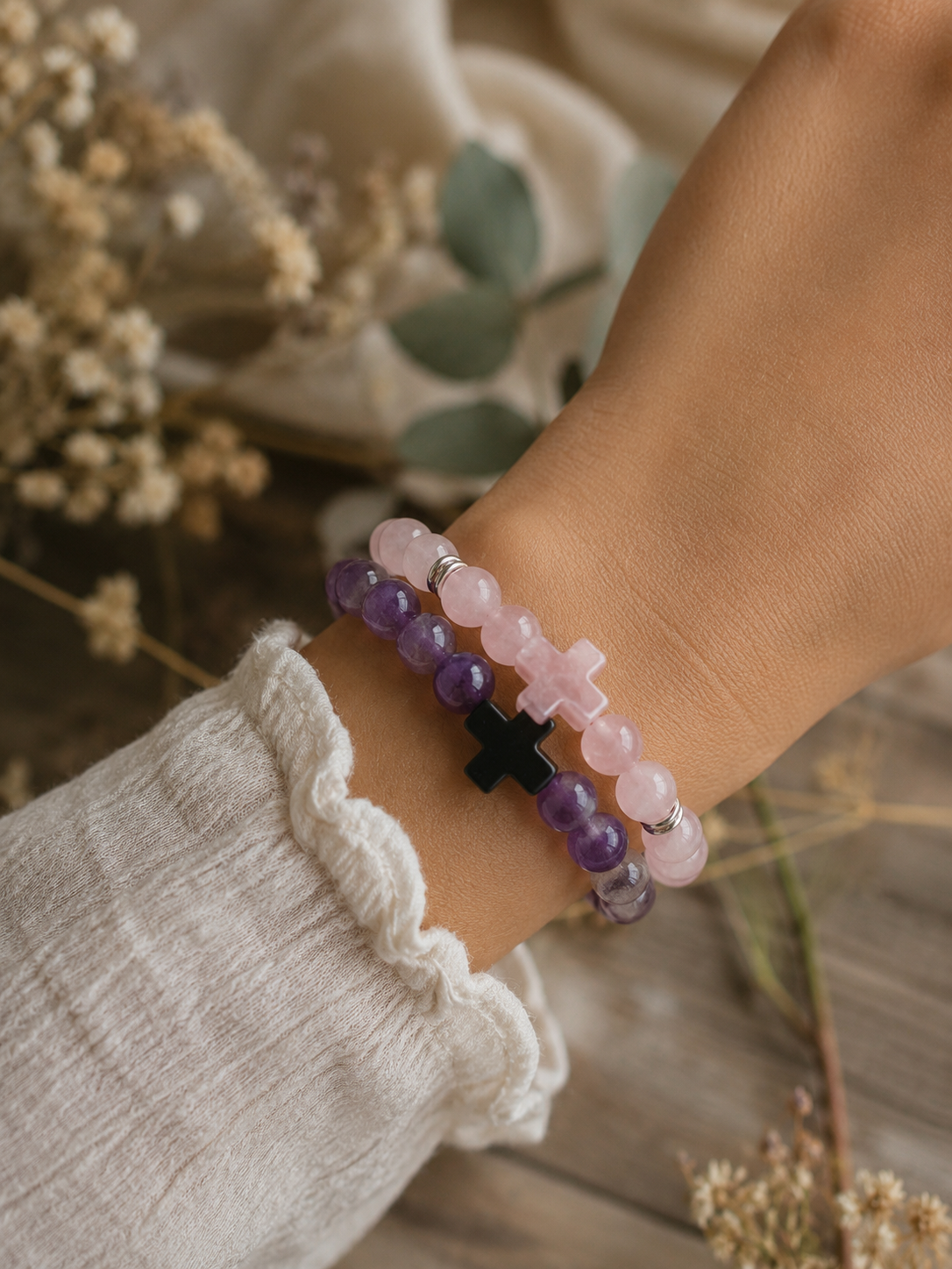 Bracelets en pierres naturelles sur fond naturel, guide complet pour femme