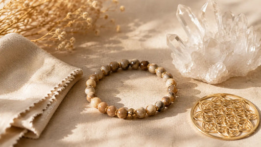 Bracelet en pierre naturelle avec chiffon doux, cristal de roche et Fleur de Vie pour l’entretien et le rechargement.