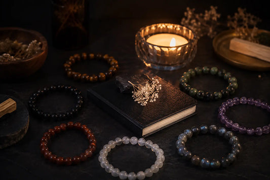 Rituel de nouvelle lune avec bracelets en pierres naturelles, bougie et carnet d'intentions