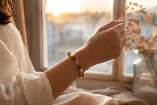 Bracelet en pierres naturelles porté en fin d'été, apaiser le blues de la rentrée