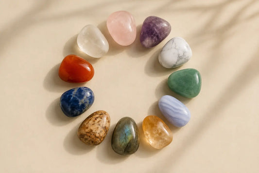 Douze pierres naturelles de naissance disposées par mois, guide des birthstones