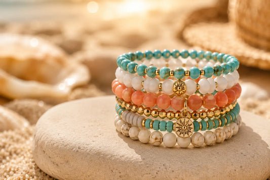 Stacking de bracelets en pierres naturelles pour la plage cet été