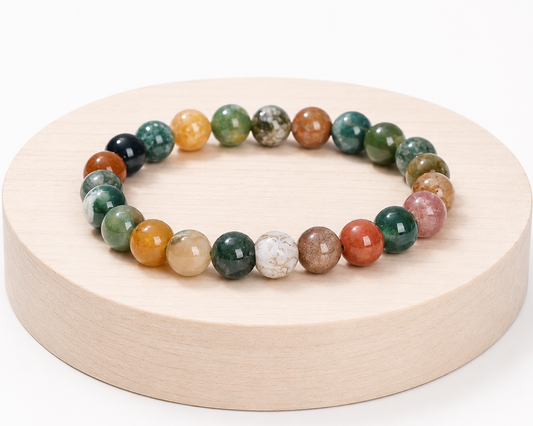 Bracelet en Agate Indienne présenté sur un socle en bois fond blanc, avec perles multicolores en pierre naturelle.