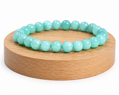 Bracelet en Aventurine verte présenté sur un socle en bois fond blanc, avec perles vert clair en pierre naturelle.