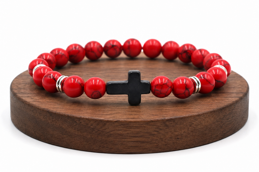 Bracelet en Magnésite naturelle teintée rouge présenté sur un socle en bois, avec perles veinées sur fond blanc.