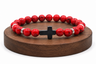 Bracelet en Magnésite naturelle teintée rouge présenté sur un socle en bois, avec perles veinées sur fond blanc.