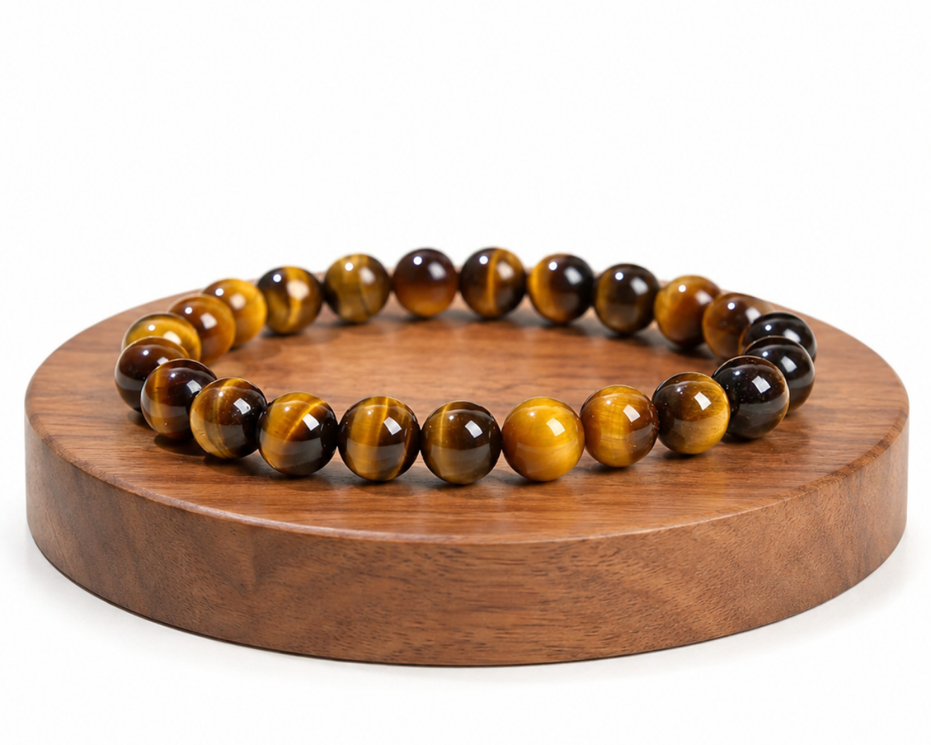 Bracelet en Œil de Tigre naturel présenté sur un socle en bois fond blanc, avec perles aux reflets dorés et bruns.