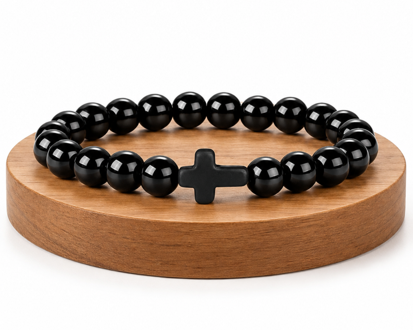 Bracelet en Onyx Noir avec croix noire, perles brillantes en pierre naturelle, présenté sur un socle en bois fond blanc.