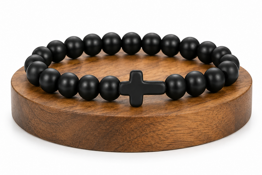 Bracelet en Onyx noir mat présenté sur un socle en bois fond blanc, avec perles noires mates.