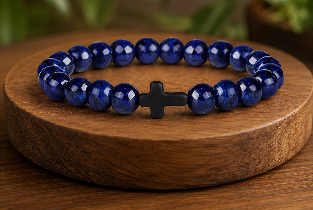 Bracelet en Sodalite présenté sur un socle en bois, avec perles bleues en pierre naturelle dans un décor végétal.