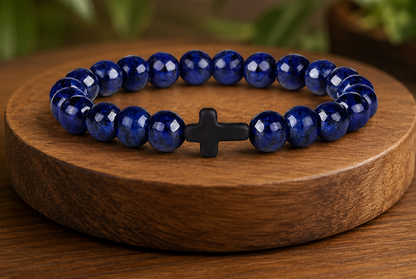 Bracelet en Sodalite présenté sur un socle en bois, avec perles bleues en pierre naturelle dans un décor végétal.