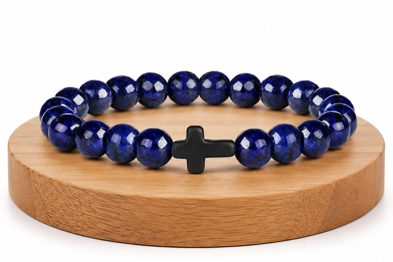 Bracelet en Sodalite présenté sur un socle en bois fond blanc, avec perles bleues en pierre naturelle aux nuances marbrées.