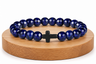 Bracelet en Sodalite présenté sur un socle en bois fond blanc, avec perles bleues en pierre naturelle aux nuances marbrées.