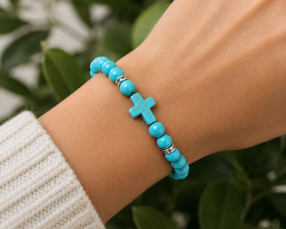 Bracelet en Turquenite, Howlite naturelle teintée azur, porté au poignet avec croix assortie.
