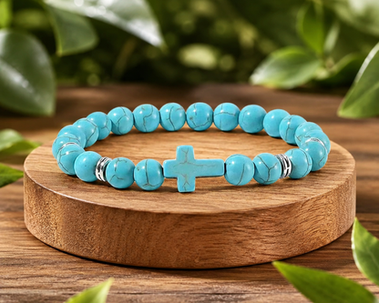 Bracelet en Turquenite, Howlite naturelle teintée azur, présenté sur un socle en bois dans un décor végétal.