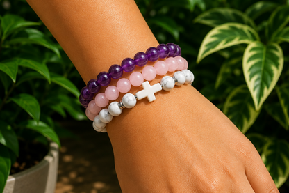 Bracelets Améthyste, Howlite et Quartz Rose portés au poignet, avec perles violettes, blanches veinées et rose pâle.