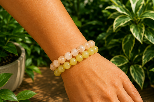 Bracelets Citrine chauffée et Jade Citron teinté portés ensemble au poignet.