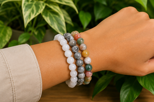 Bracelets Jade, Agate Indienne et Jaspe Picasso portés au poignet, avec perles blanches, multicolores et grises en pierre naturelle.