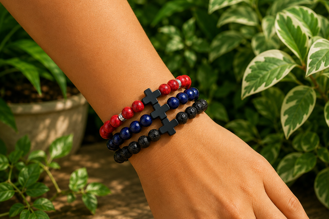 Bracelets Magnésite teintée rouge, Sodalite naturelle et Pierre de Lave portés ensemble au poignet.
