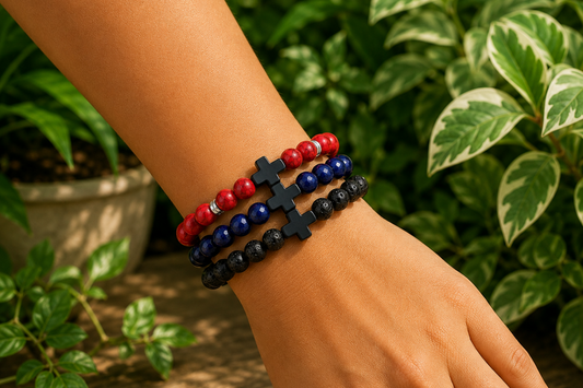 Bracelets Magnésite teintée rouge, Sodalite naturelle et Pierre de Lave portés ensemble au poignet.