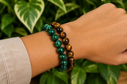 Bracelets Œil de Tigre et Malachite portés au poignet, avec perles brunes dorées et perles vertes marbrées.