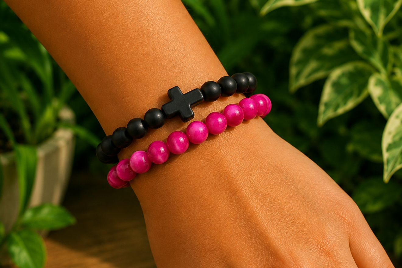 Bracelets Onyx noir mat et Œil de Tigre traité fuchsia portés ensemble au poignet.
