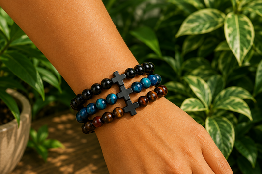 Bracelets Onyx noir, Œil de Faucon et triple protection portés au poignet, avec perles noires, bleues et brun doré.