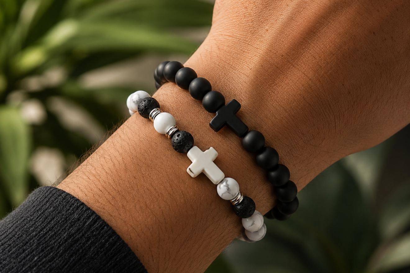 Bracelets Pierre de Lave, Howlite et Onyx portés au poignet, avec perles noires, blanches et bois dans un style naturel.
