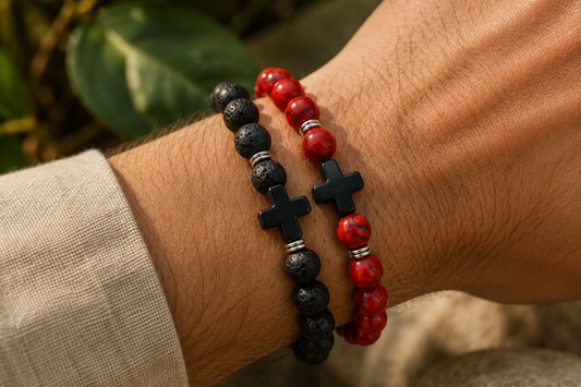 Bracelets Pierre de Lave et Magnésite naturelle teintée rouge portés ensemble au poignet.