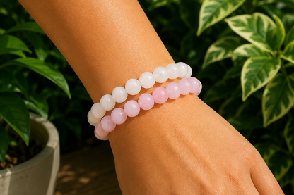 Bracelets Quartz Rose et Jade Blanc portés au poignet, avec perles rose pâle et perles blanches lumineuses.