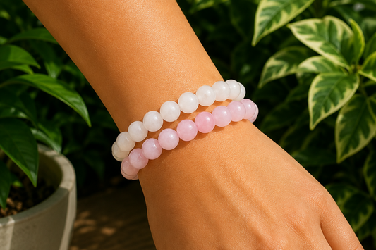 Bracelets Quartz Rose et Jade Blanc portés au poignet, avec perles rose pâle et perles blanches lumineuses.