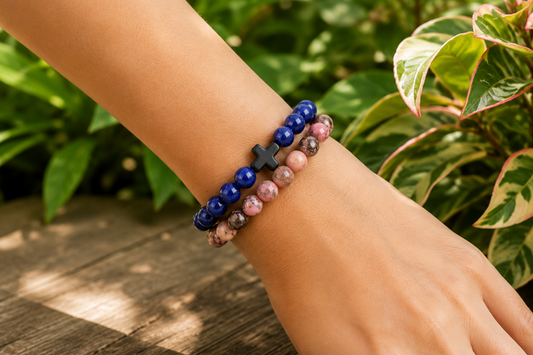 Bracelets Rhodonite et Sodalite bleue portés au poignet, avec perles roses marbrées et perles bleues dans un décor végétal.