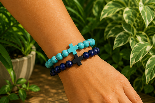Bracelets Sodalite naturelle et Turquenite teintée azur portés ensemble au poignet.
