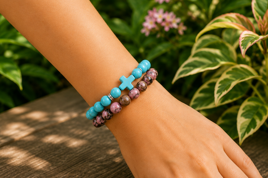 Bracelets Turquenite teintée azur et Rhodonite naturelle portés ensemble au poignet.