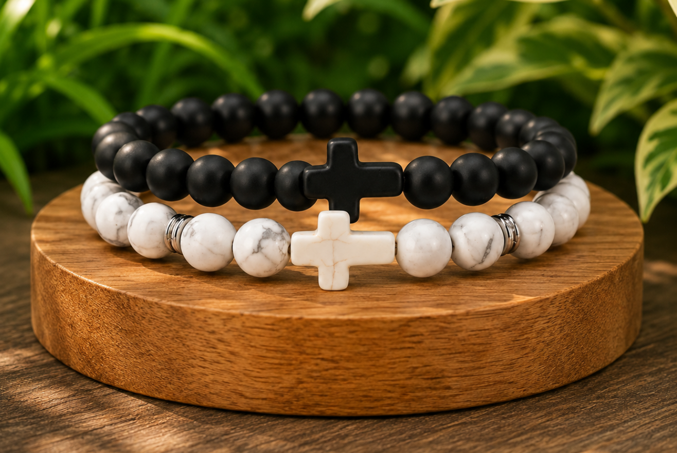 Coffret cadeau avec bracelets Onyx noir mat et Howlite blanche présentés dans un écrin, avec perles noires mates et blanches veinées.