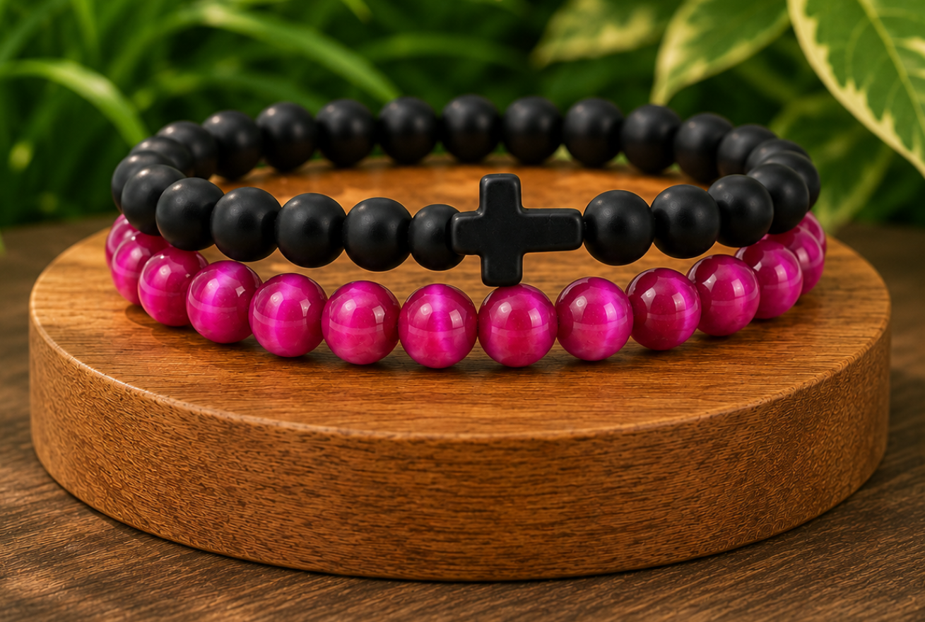 Coffret cadeau Onyx noir mat et Œil de Tigre traité fuchsia, avec deux bracelets dans leurs écrins.