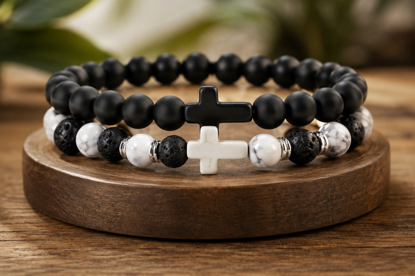 Coffret cadeau avec bracelets Pierre de Lave, Howlite et Onyx présentés dans un écrin, avec perles noires, blanches et bois.