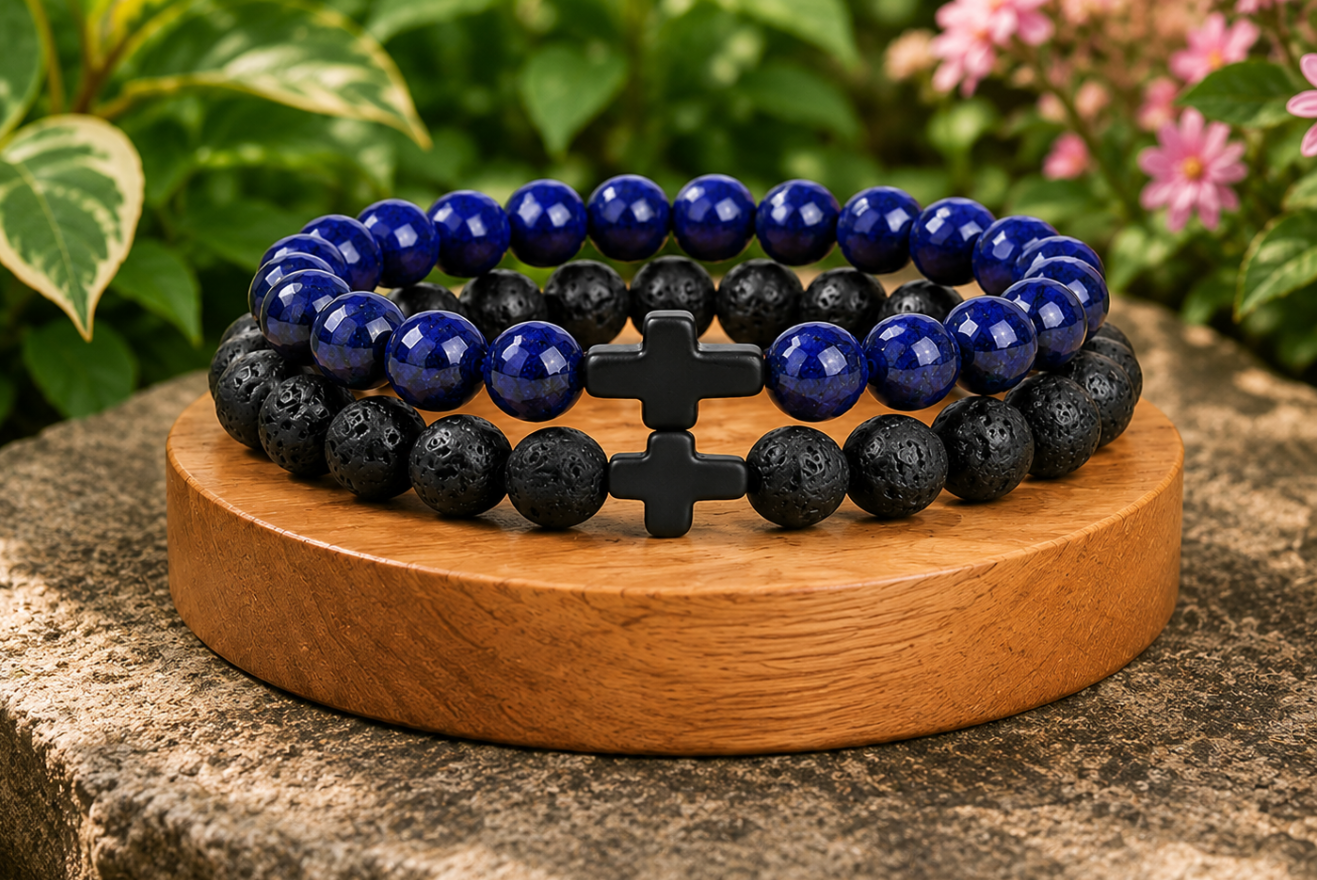 Coffret cadeau avec bracelets Pierre de Lave et Sodalite bleue présentés dans un écrin, avec perles noires texturées et perles bleues.