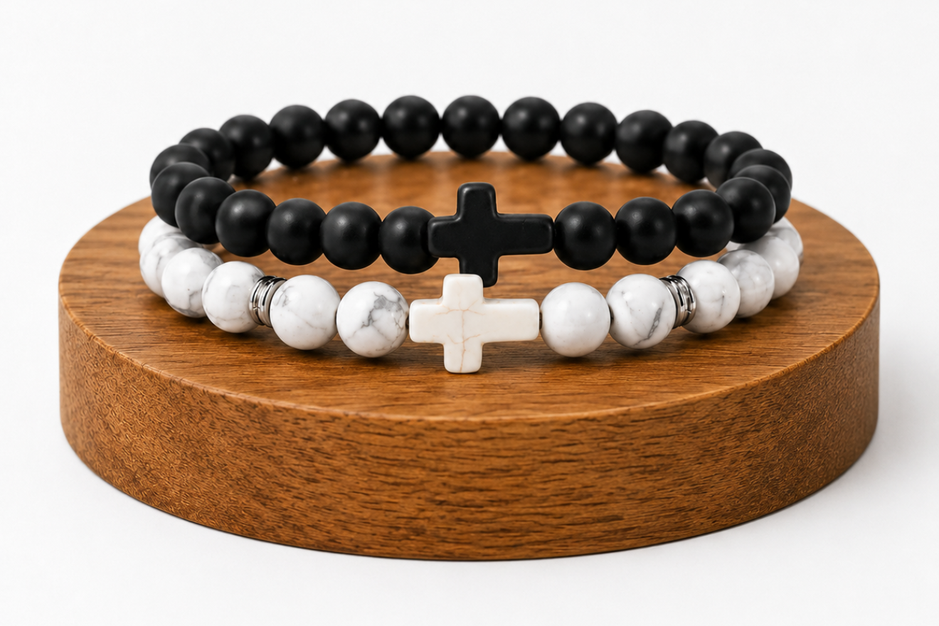 Coffret duo de bracelets Onyx noir mat et Howlite blanche, présenté comme idée cadeau avec deux bracelets assortis.