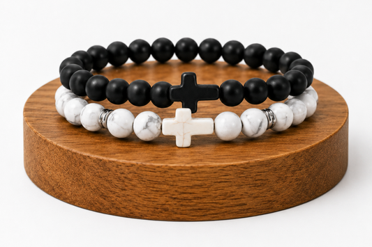 Coffret duo de bracelets Onyx noir mat et Howlite blanche, présenté comme idée cadeau avec deux bracelets assortis.