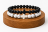 Coffret duo de bracelets Onyx noir mat et Howlite blanche, présenté comme idée cadeau avec deux bracelets assortis.