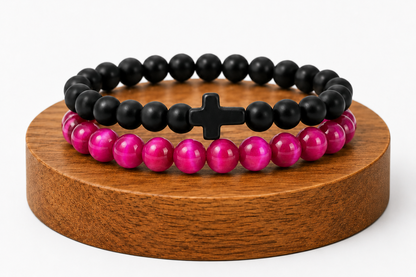 Coffret duo Onyx noir mat et Œil de Tigre traité fuchsia, avec deux bracelets assortis.