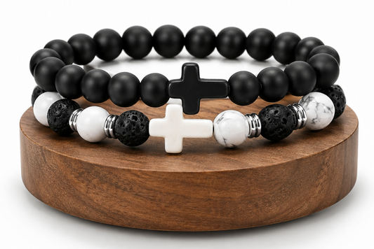 Coffret duo de bracelets avec Pierre de Lave, Howlite et Onyx, présenté comme idée cadeau avec bracelets assortis.