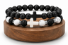 Coffret duo de bracelets avec Pierre de Lave, Howlite et Onyx, présenté comme idée cadeau avec bracelets assortis.