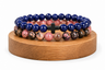 Coffret duo de bracelets Rhodonite et Sodalite bleue, présenté comme idée cadeau avec deux bracelets assortis aux tons rose et bleu.
